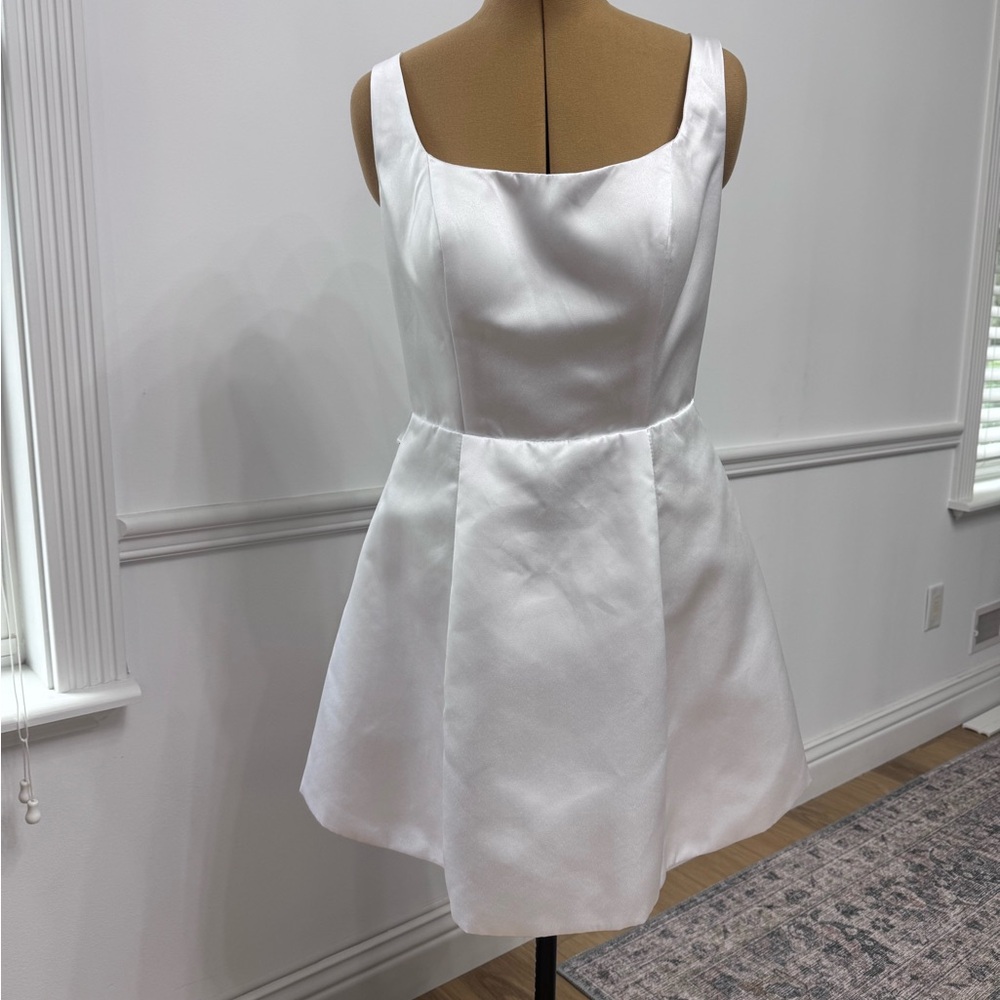 Elegant White Sleeveless Dress